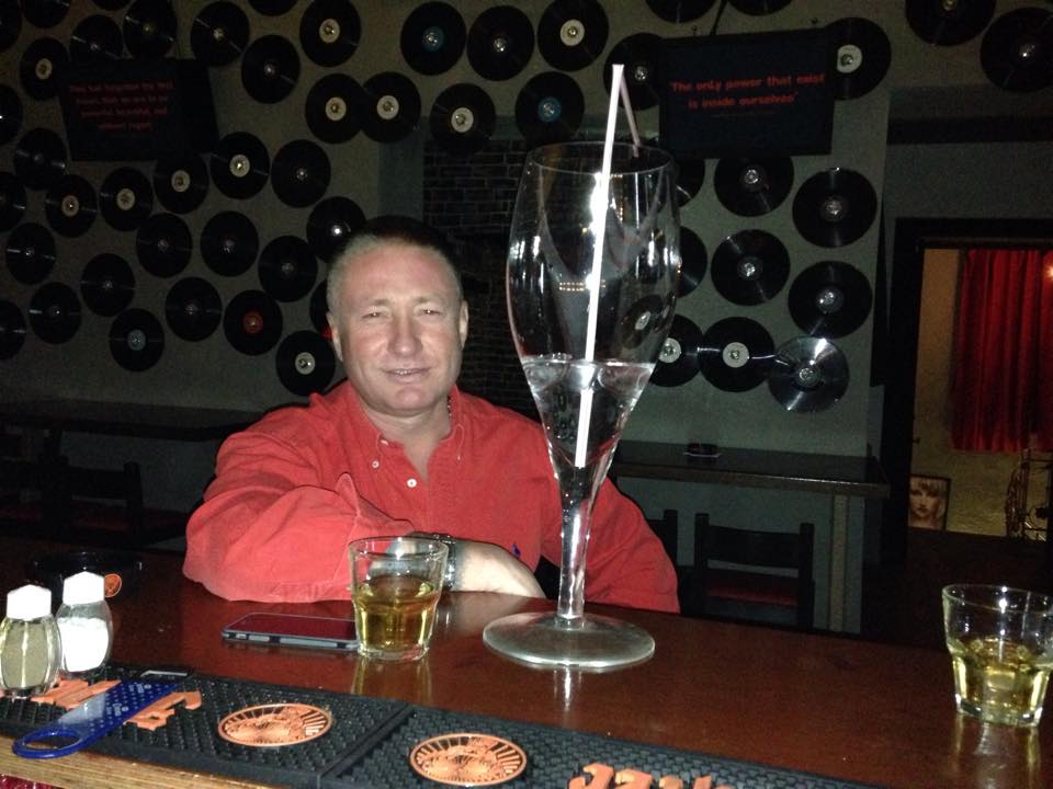 Paharul este aproape cat fostul iubit al Simonei