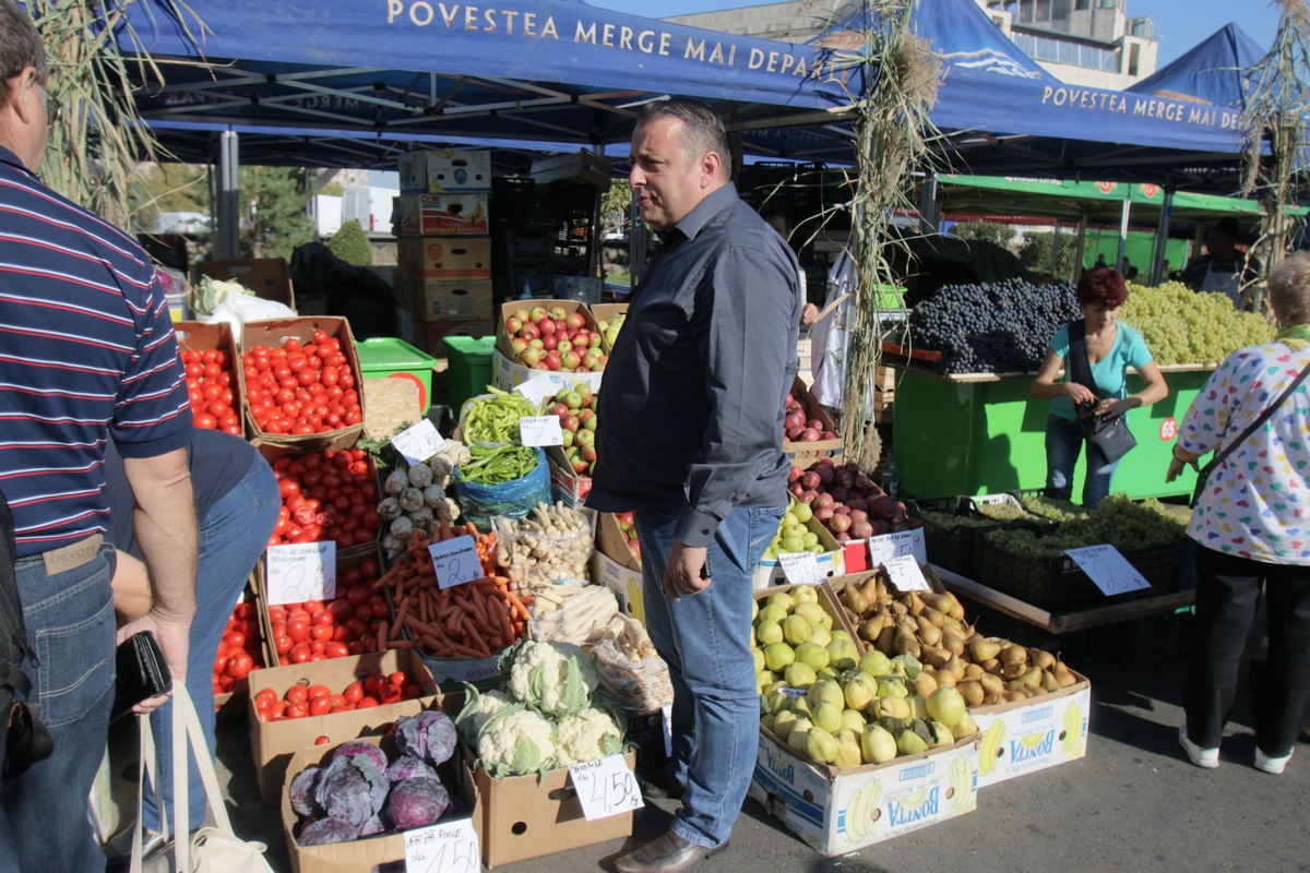 Directorul Pietelor, Stefan Florescu, sta in permanenta printre negustori