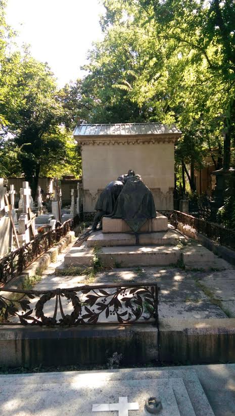 Monumentul funerar este unul dintre multele monumente istorice din Bellu, care se afla in grija angajatilor cimitirului