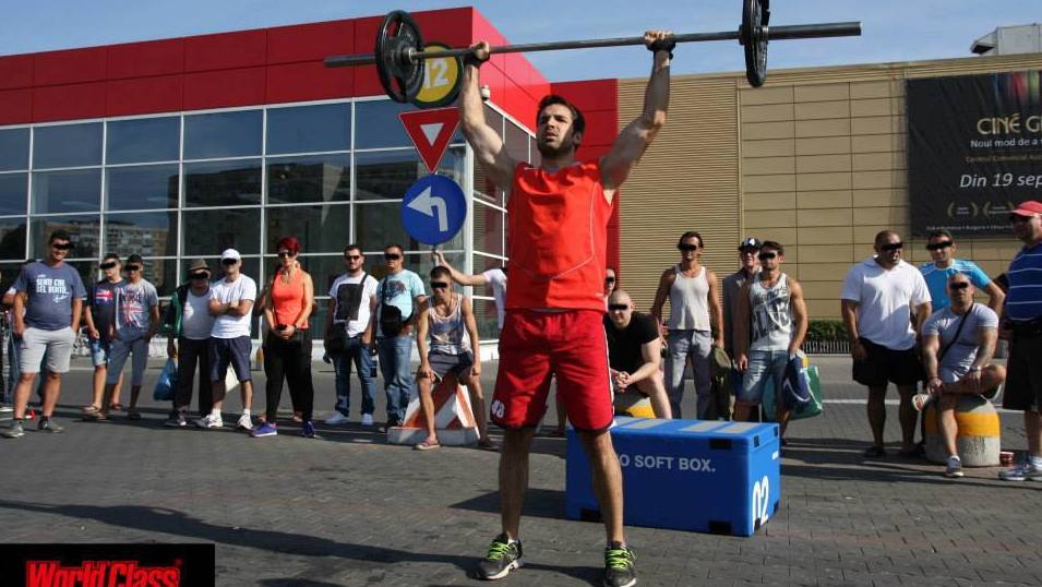 Lumea s-a strans ca la circ sa se uite la Tudy