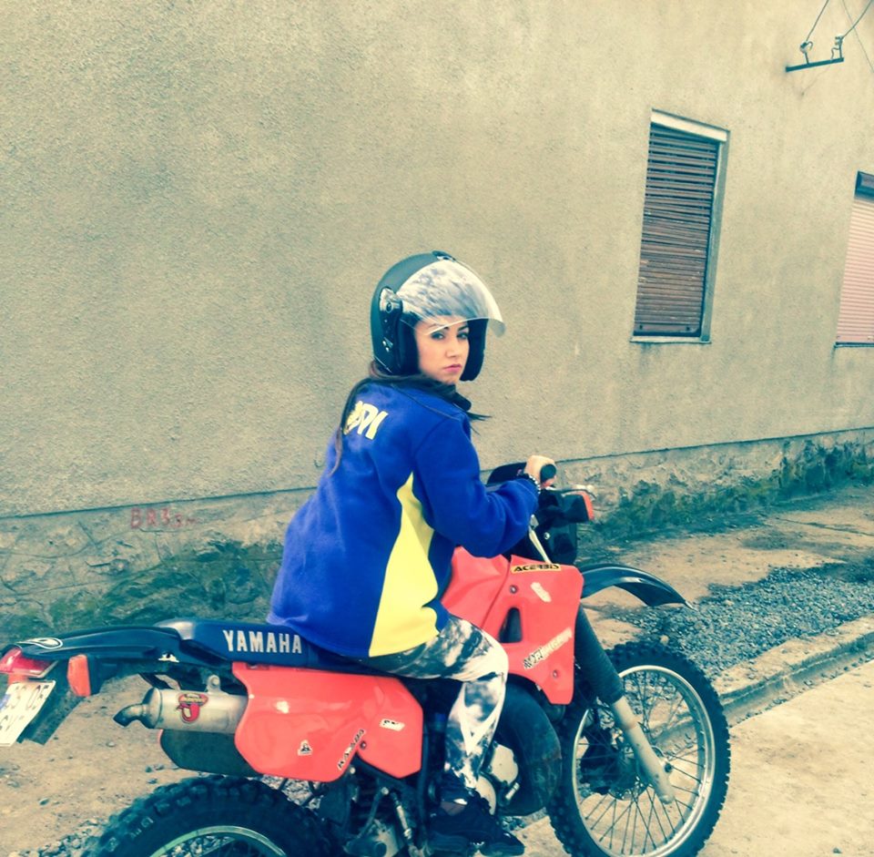 Andreea nu s-a sfiit sa se urce pe o motocicleta