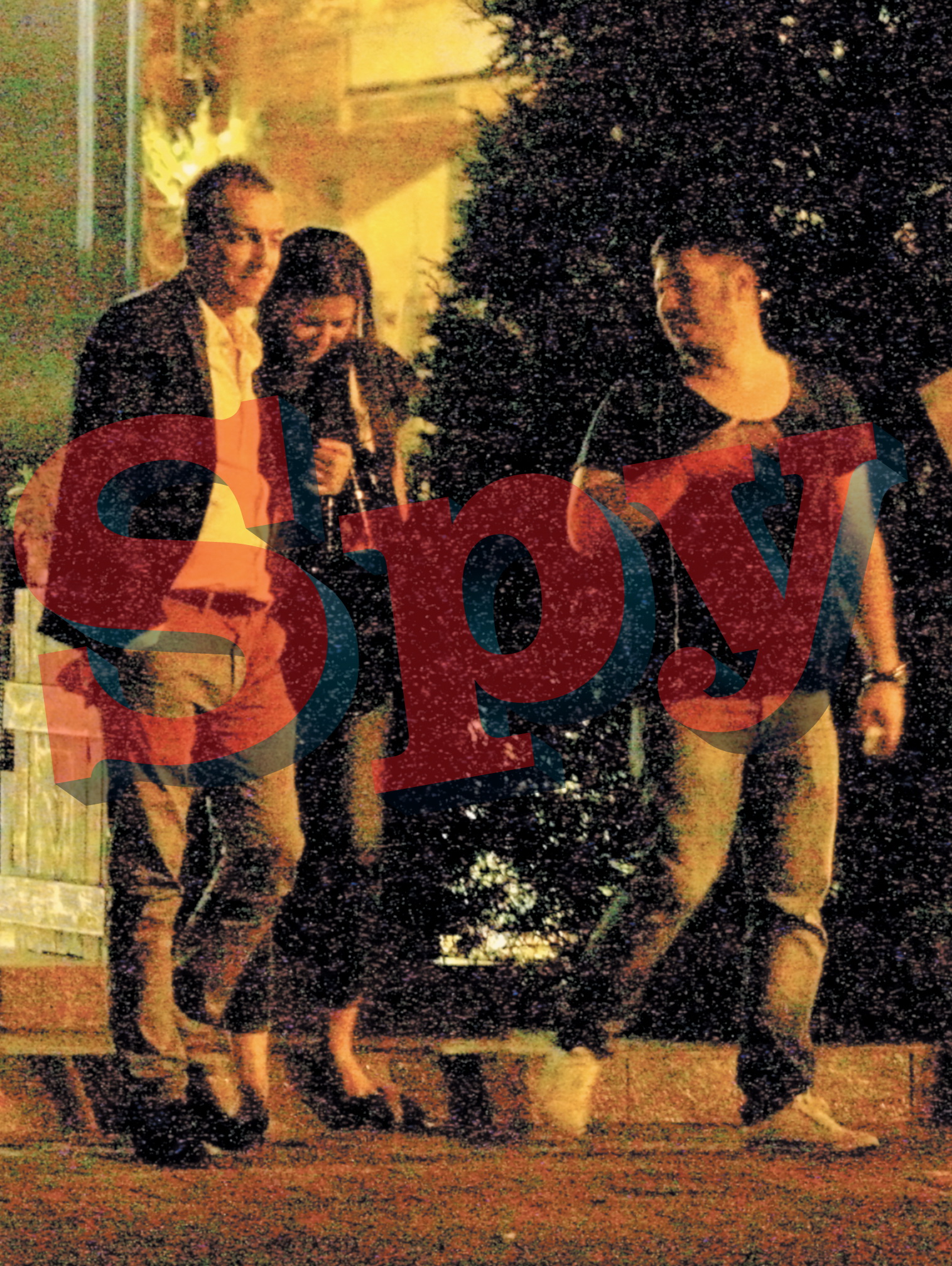 Rita a iesit din bar sustinuta de doi barbati