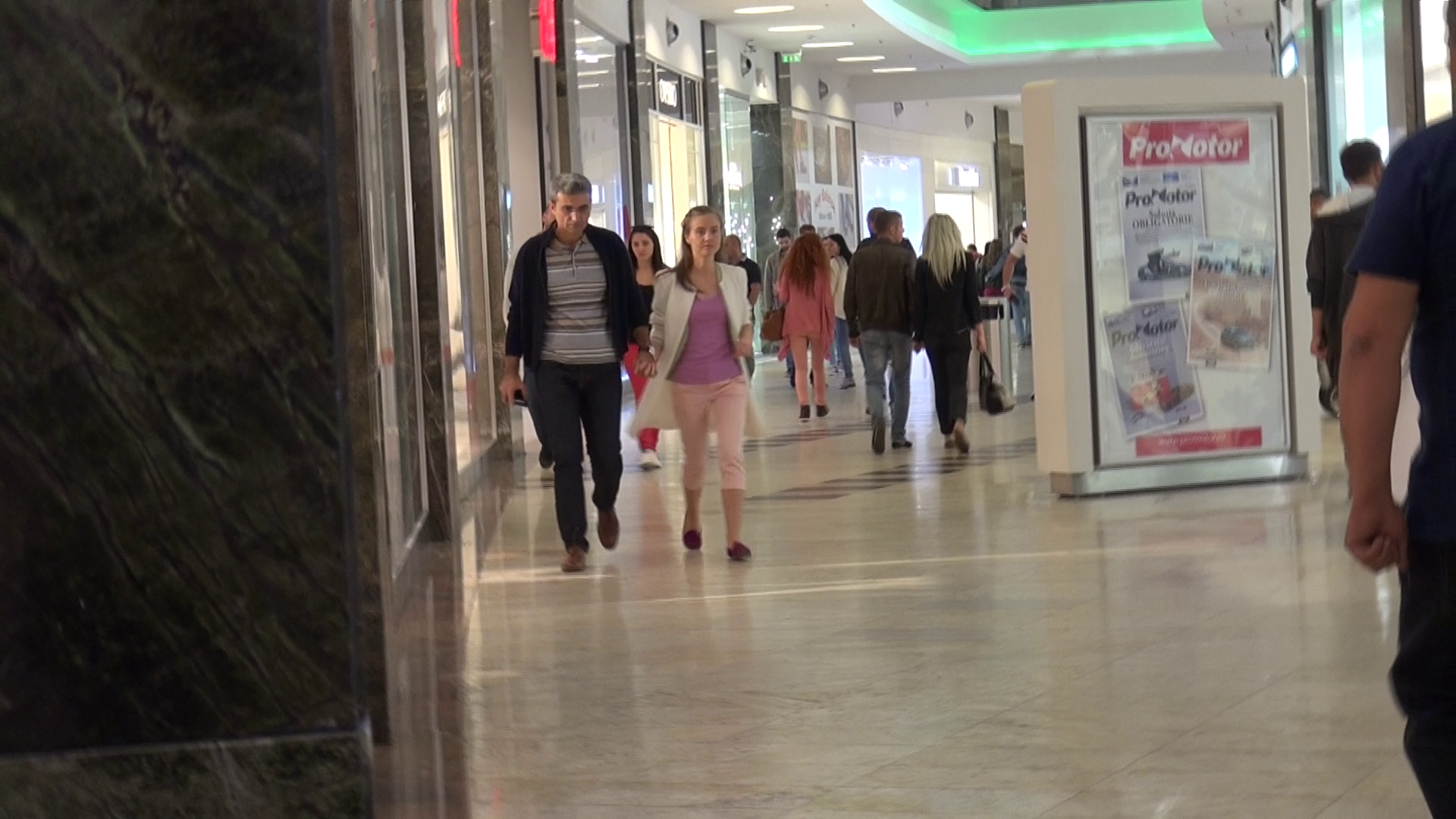 Jurnalistul s-a plimbat cu Oana prin mall