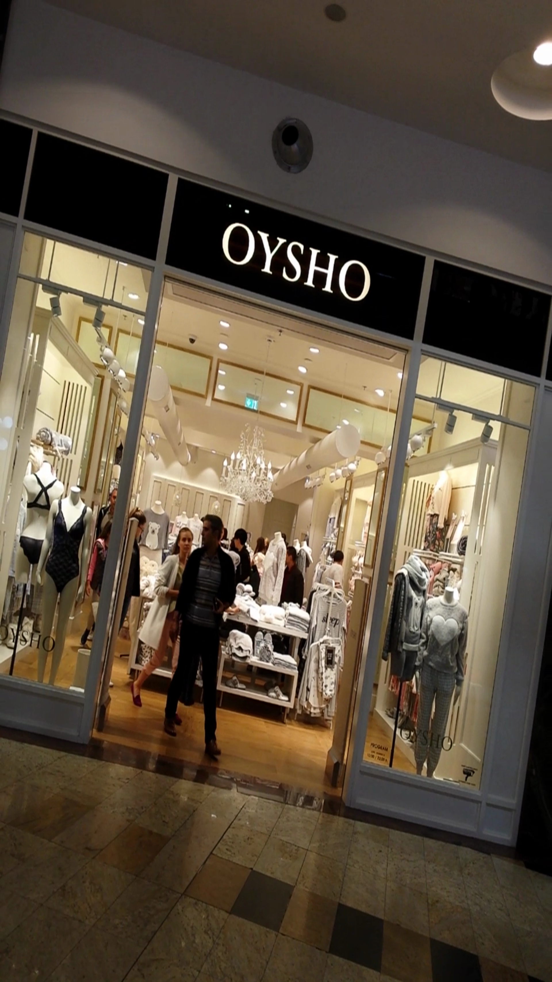 Indragostitii au vizitat un magazin de lenjerie