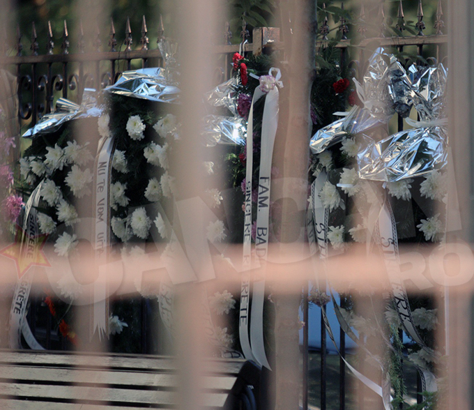 Zeci de jerbe si coroane au fost depuse la biserica unde se afla trupul neinsufletit al soferului sinucigas