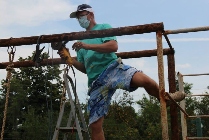 Iulian a construit copiilor o sala de forta in curte