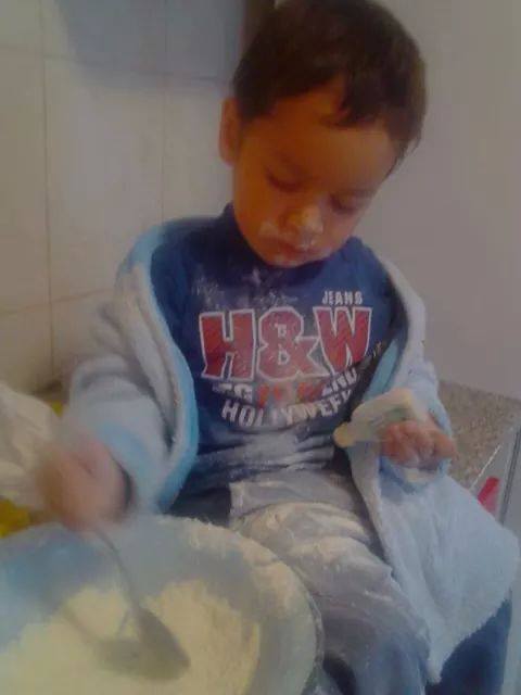 Sergiu, fiul castigatoarei MasterChef, o ajuta in bucatarie