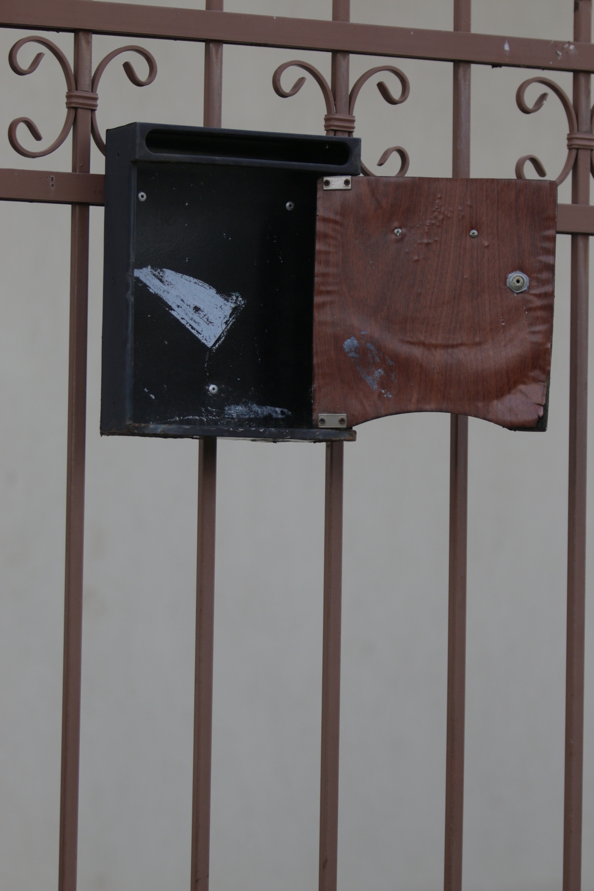 Cutia de scrisori de la casa lui Iovan pare vandalizata de curand