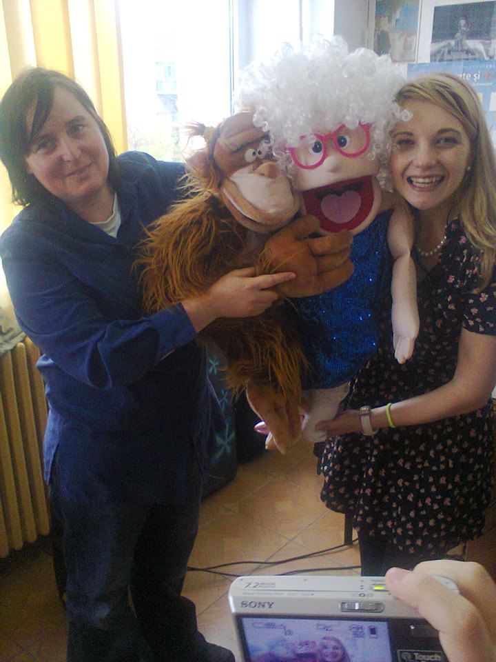 Cele doua personaje se curteaza reciproc