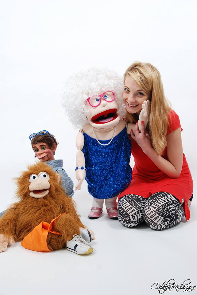 Crina isi face show-ul cu patru papusi