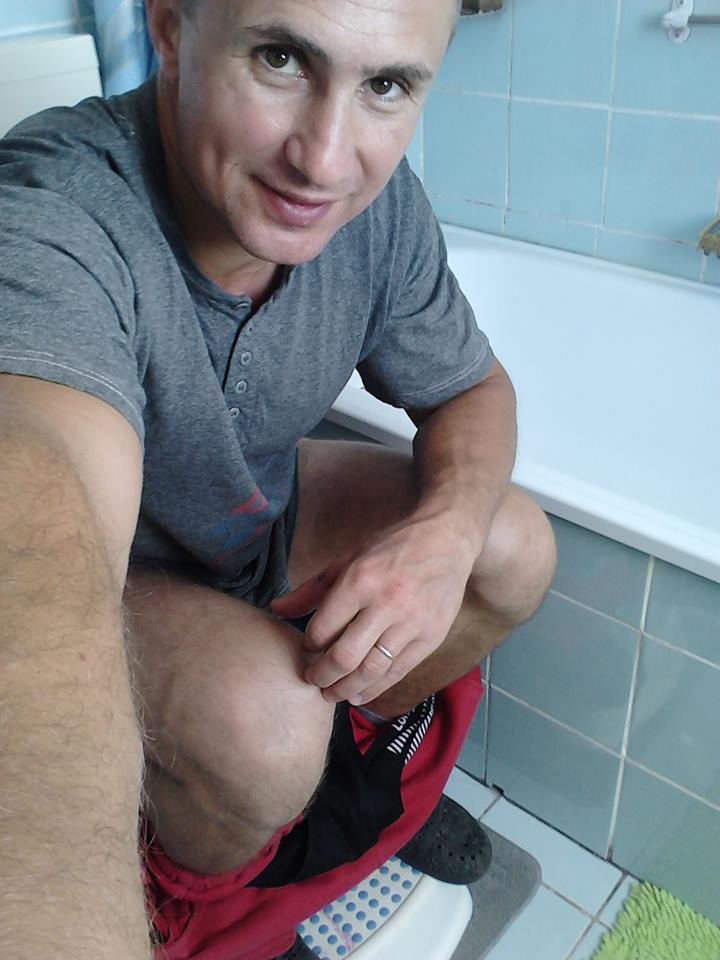 Iulian Stroe s-a pozat cand statea pe tron