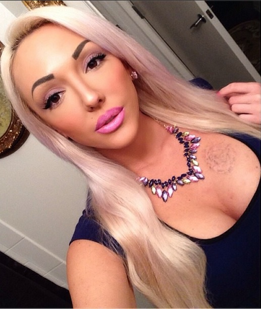 Alexandra Harra inainte sa isi scoata tatuajul