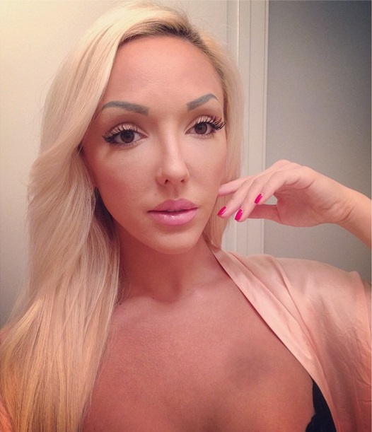 Alexandra si-a scos de curand tatuajul