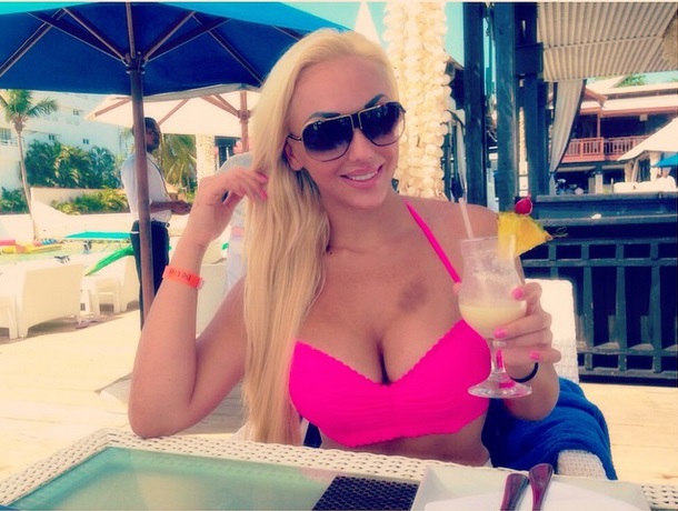 Alexandra s-a chiunuit pana si-a scos desenul de pe bustul extrem de generos