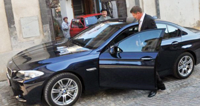 Klaus Iohannis circula cu un BMW ultima fita