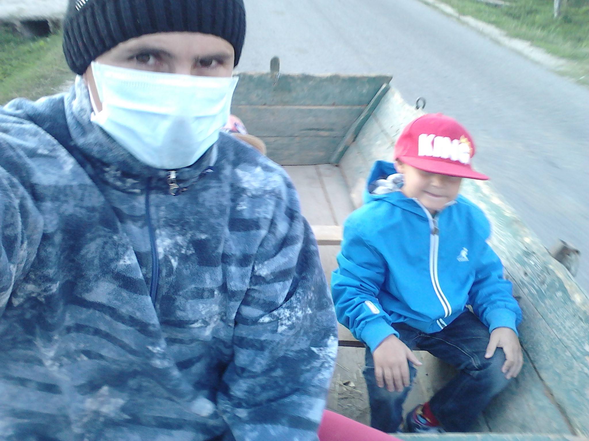 Iulian impreuna cu cei doi fii ai sai au iesit la o plimbare cu caruta