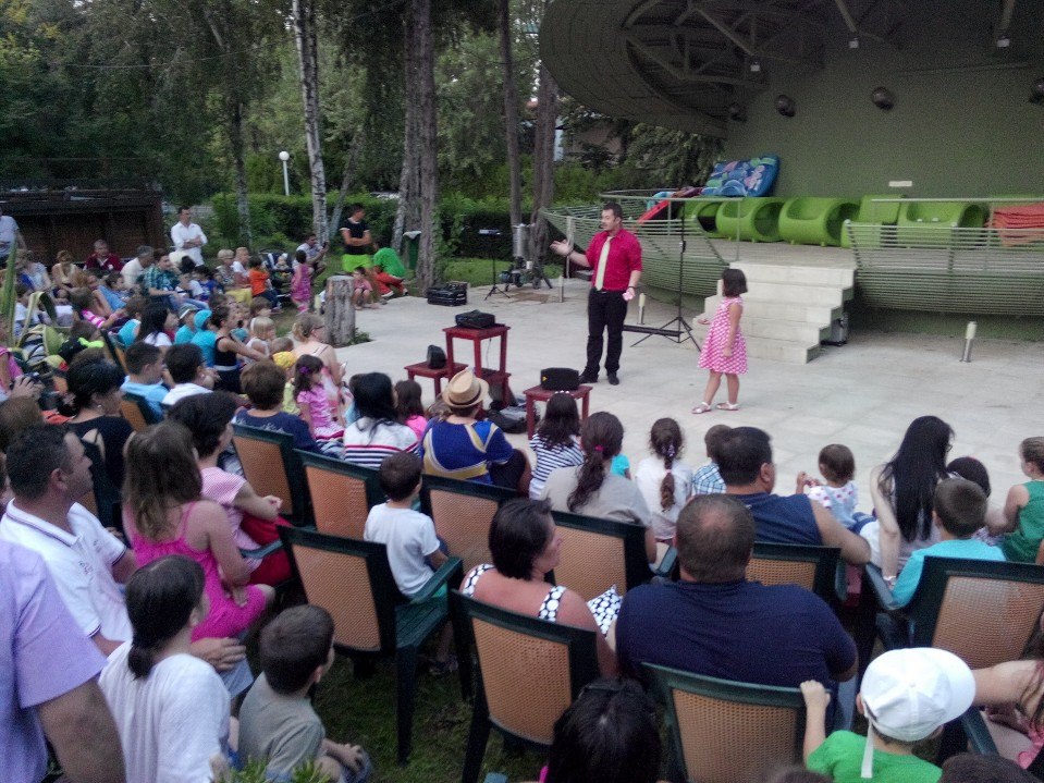 Tanarul face show-uri de noua ani