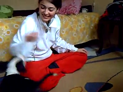 Aura Ion cand se juca cu Maya, cainele surorii sale mai mare