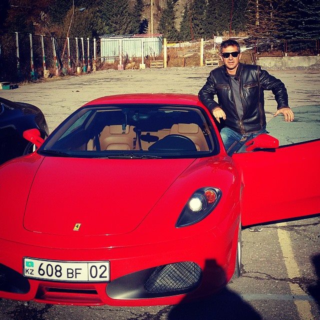 A participat la cursa cu un model superb de Ferrari