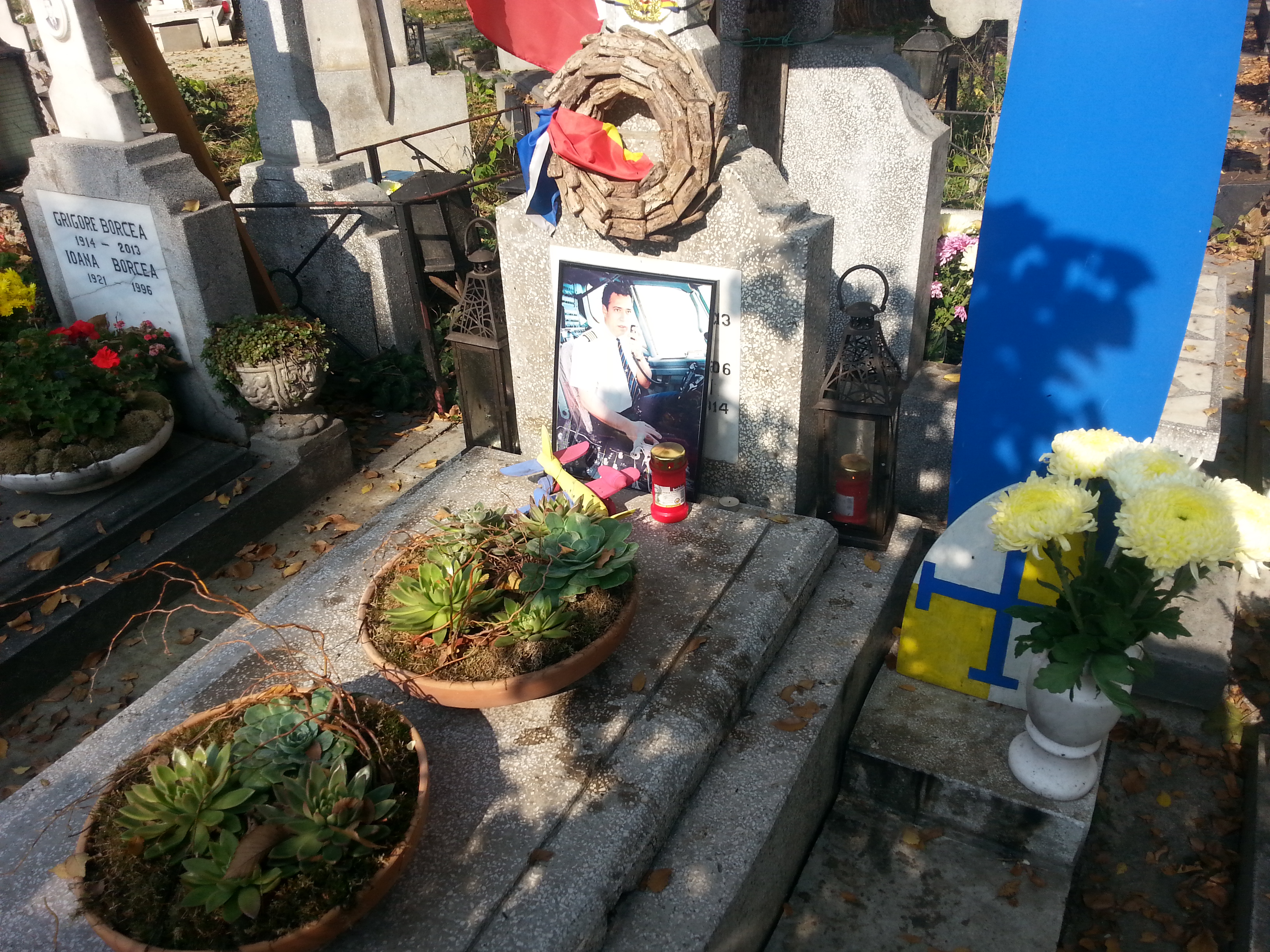 La mormantul lui Adrian Iovan a aparut in mod misterios o poza cu pilotul din timpul unui zbor