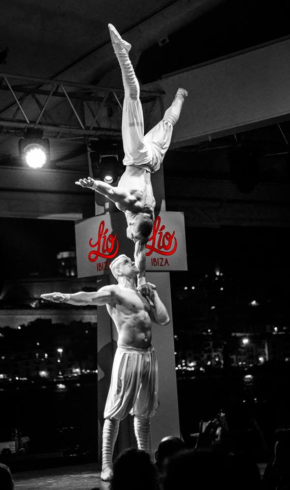 Cei doi gimnasti au lucrat o perioada si cu Cirque du Soleil