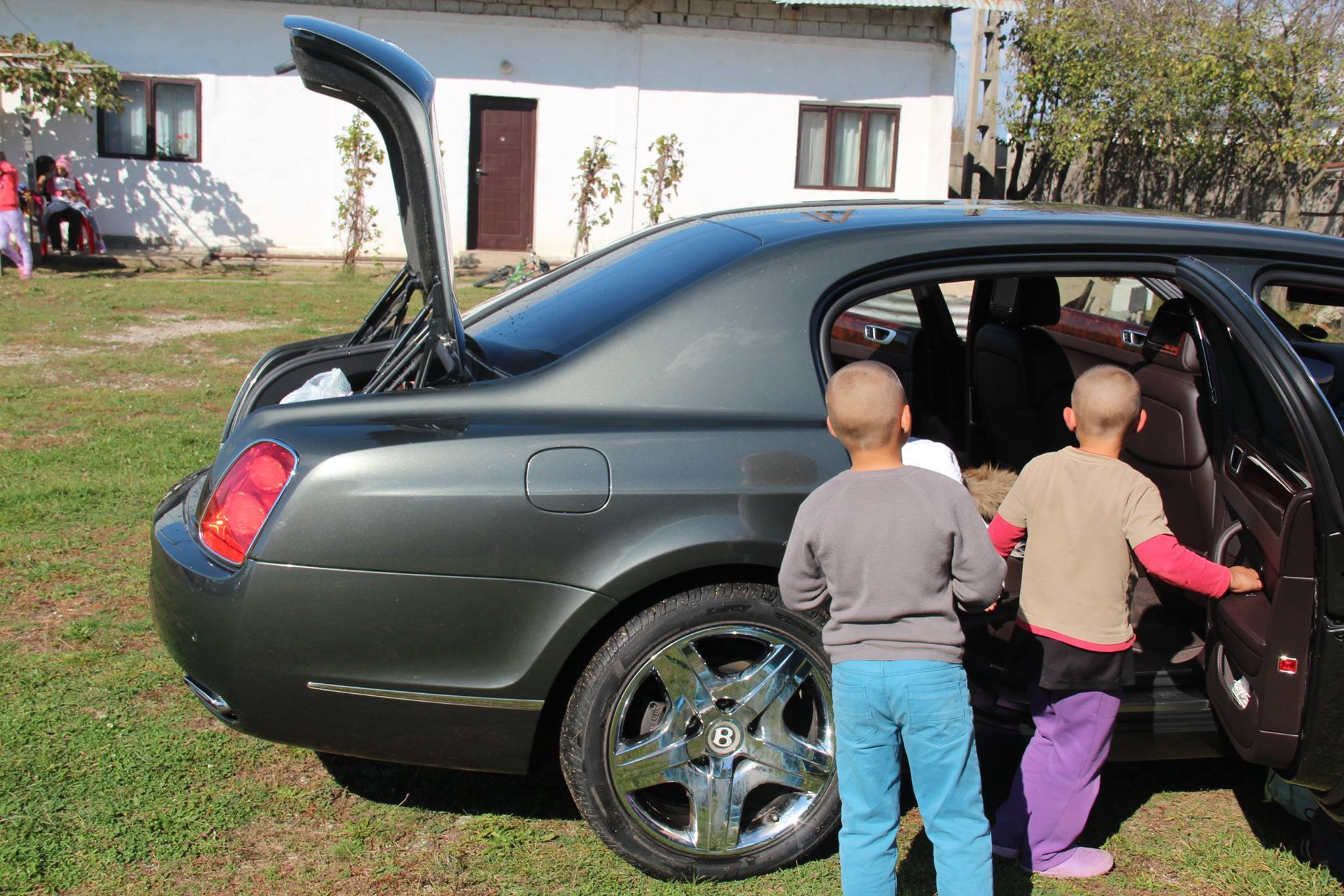 Giuliano si Claudio erau foarte curiosi in ceea ce priveste masina de circa 240.000 de euro