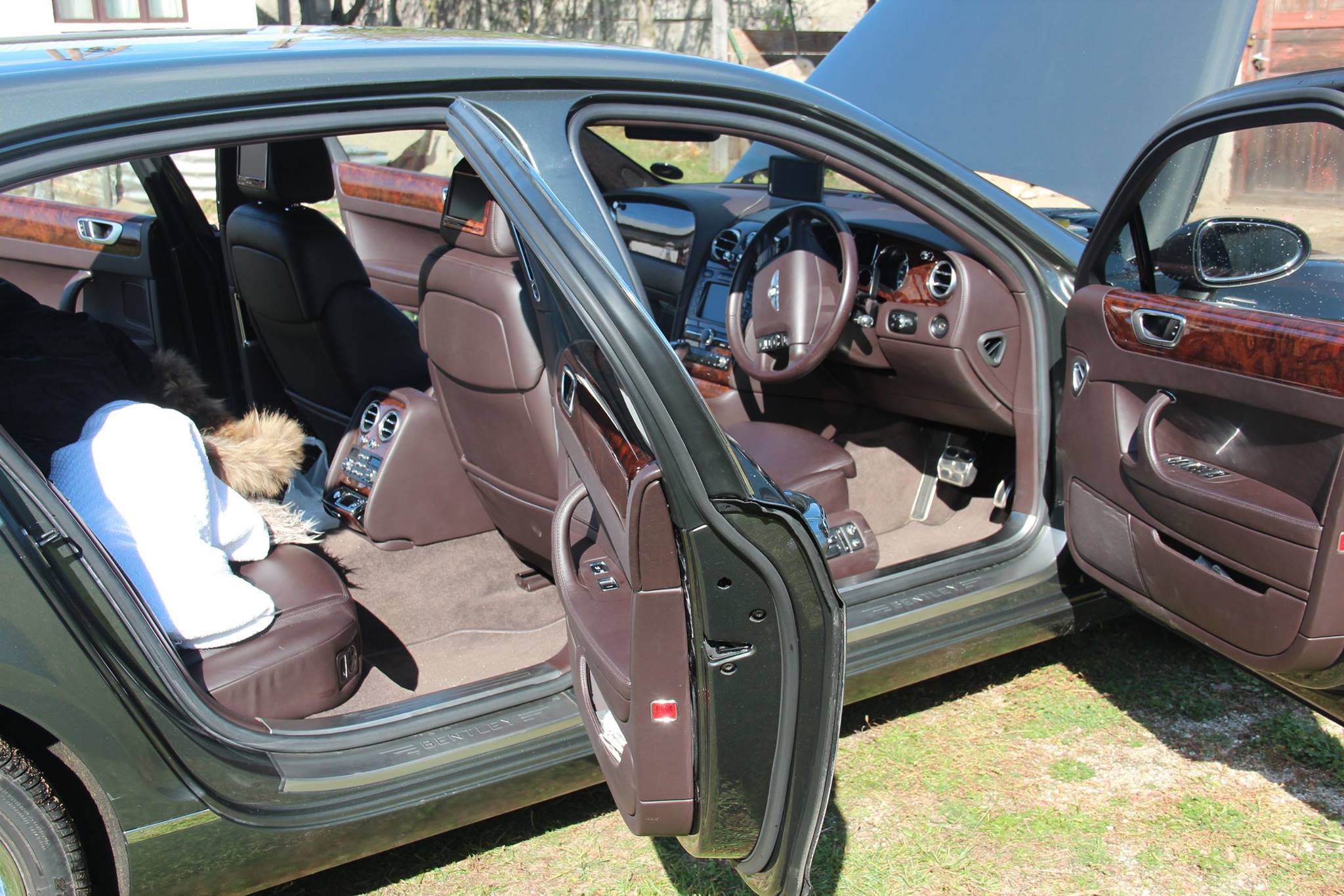 Masina a fost spalata de membrii familiei Stroe, dar au uitat catelul pe bancheta din spate