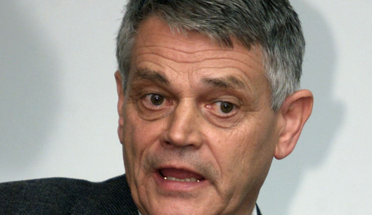 Tatal lui Nesu era medic de profesie. A jucat fotbal pentru Universitatea Cluj si a fost arbitru international