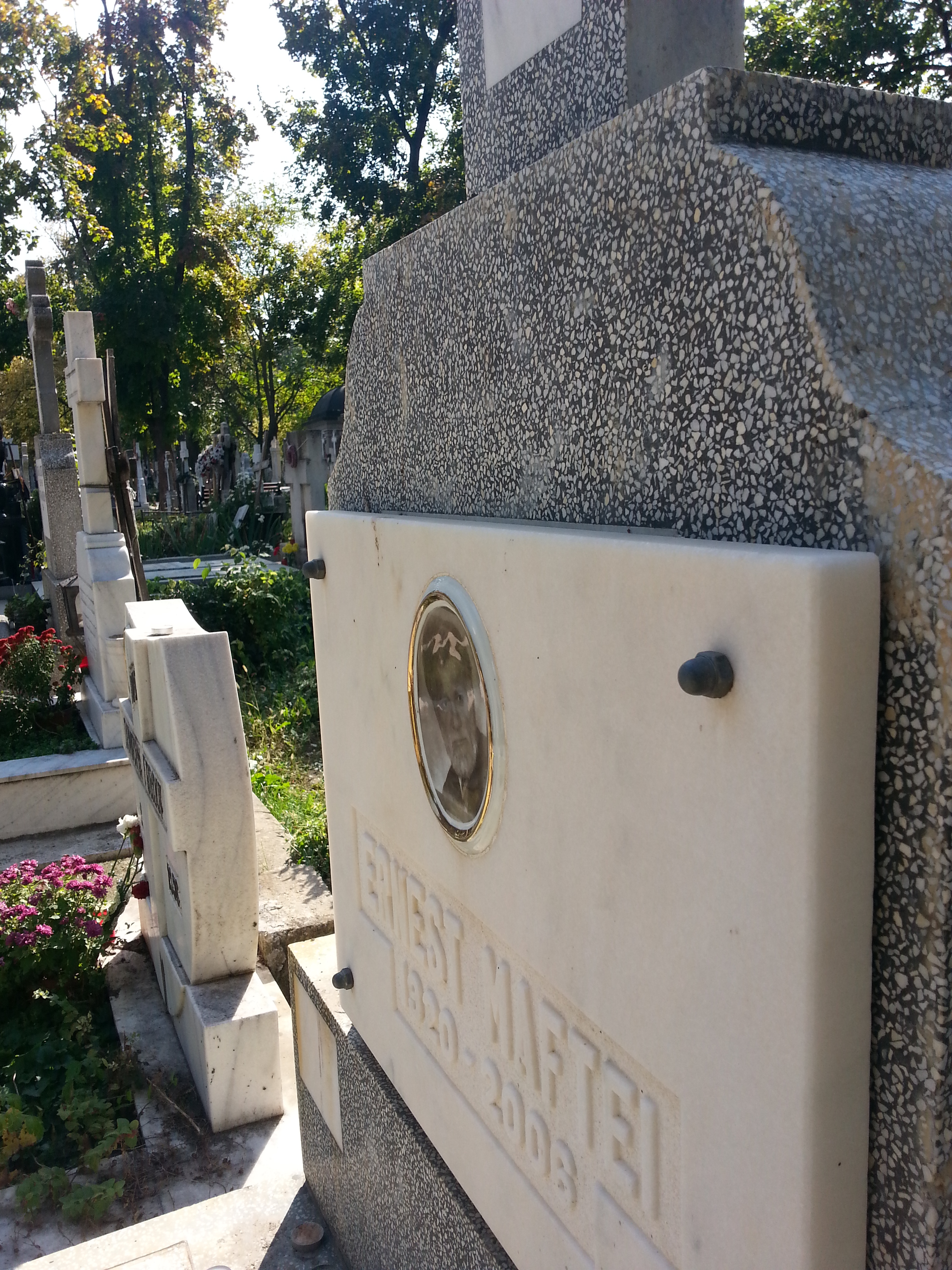 Rara mai apare cineva la monumentul funerar sa mai aprinda o lumanare