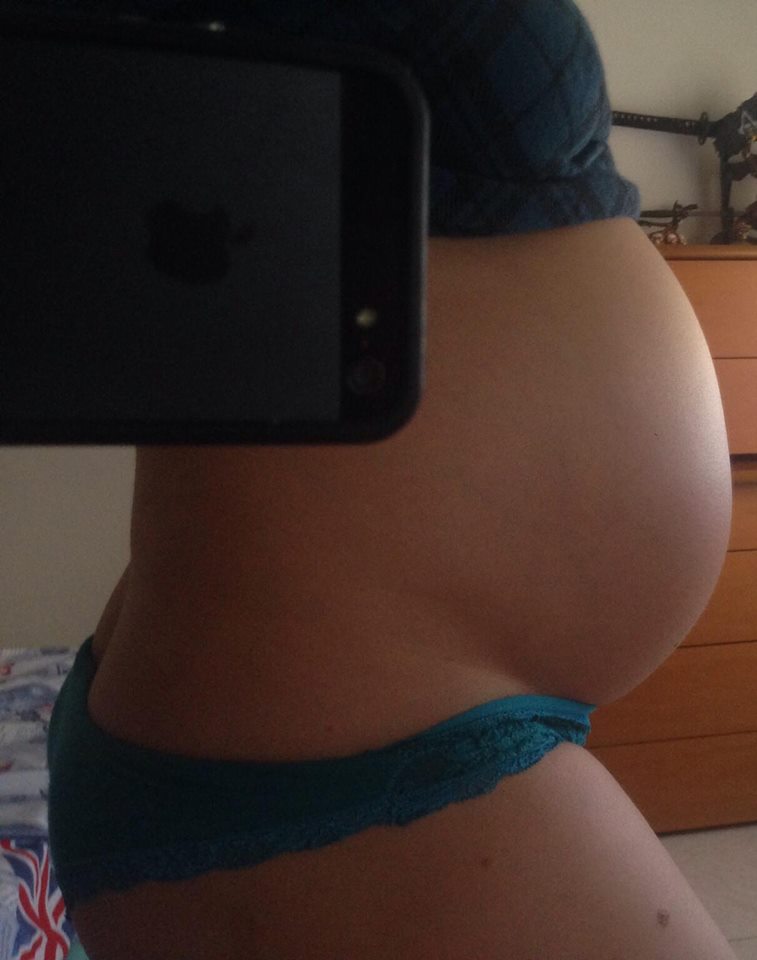 Dansatoarea la bara mai are trei saptamanai si naste