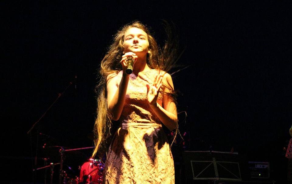 Rebeca Neacsu s-a transformat intr-o adevarata domnisoara, care este foarte curtata de admiratori