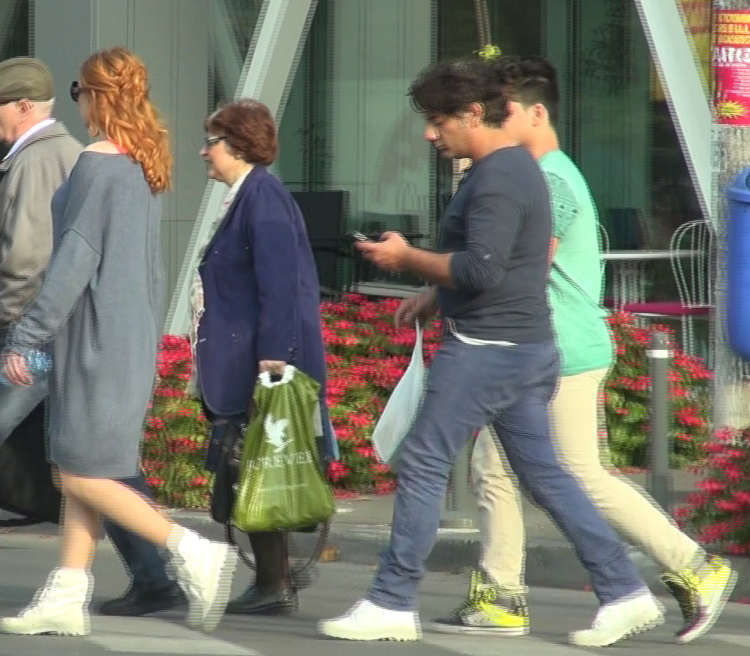 Marius Mihalache, iubita lui si fiul artistului se grabesc spre biserica