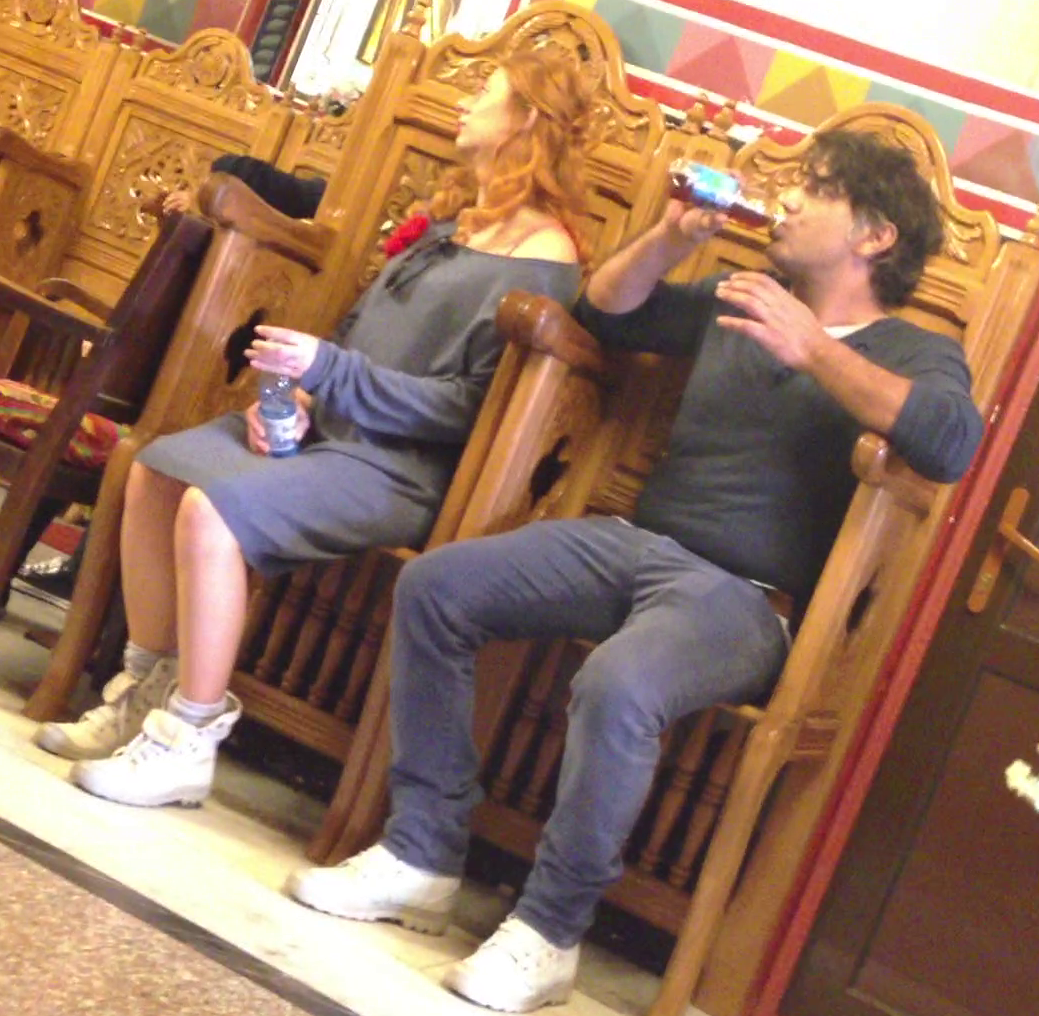 Tambalistul si iubita lui asculta slujba