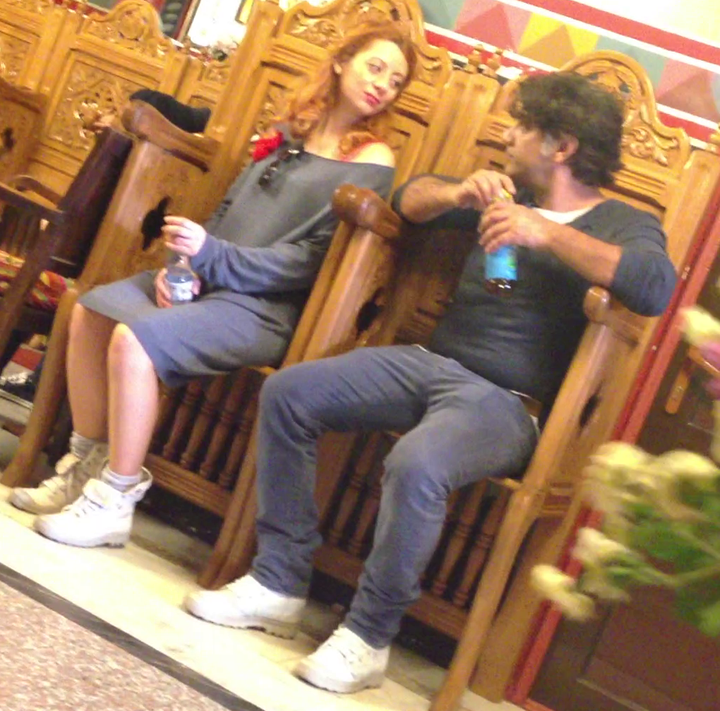 Marius Mihalache si partenera sa vorbesc in timpul slujbei