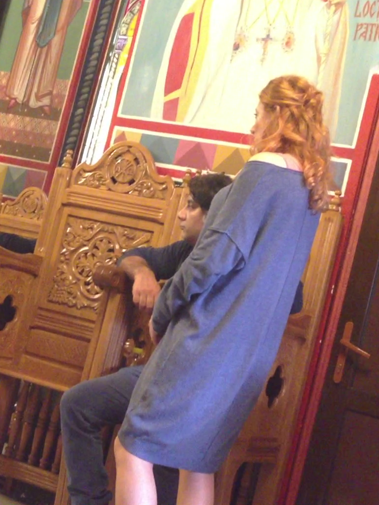 Femeia pare sa nu aiba rabdare si se ridica de pe scaun