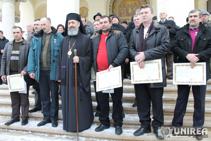 Unul dintre motii salvatori, Ioan Neag, a ajuns acum sa traiasca din culesul afinelor