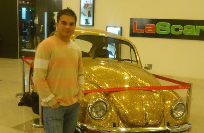 Tanarul a investit potul in apartamente si masini