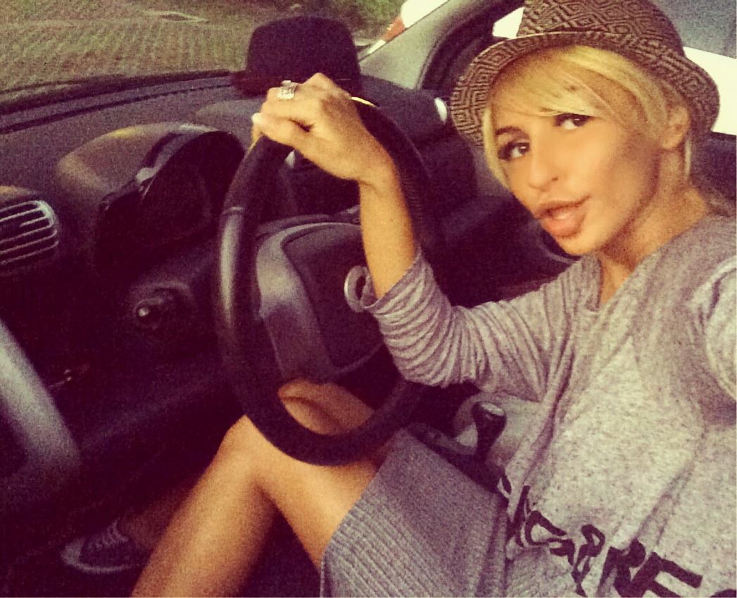 Sora mai mica a Evei Kent se pozeaza foarte des in aceeasi pozitie