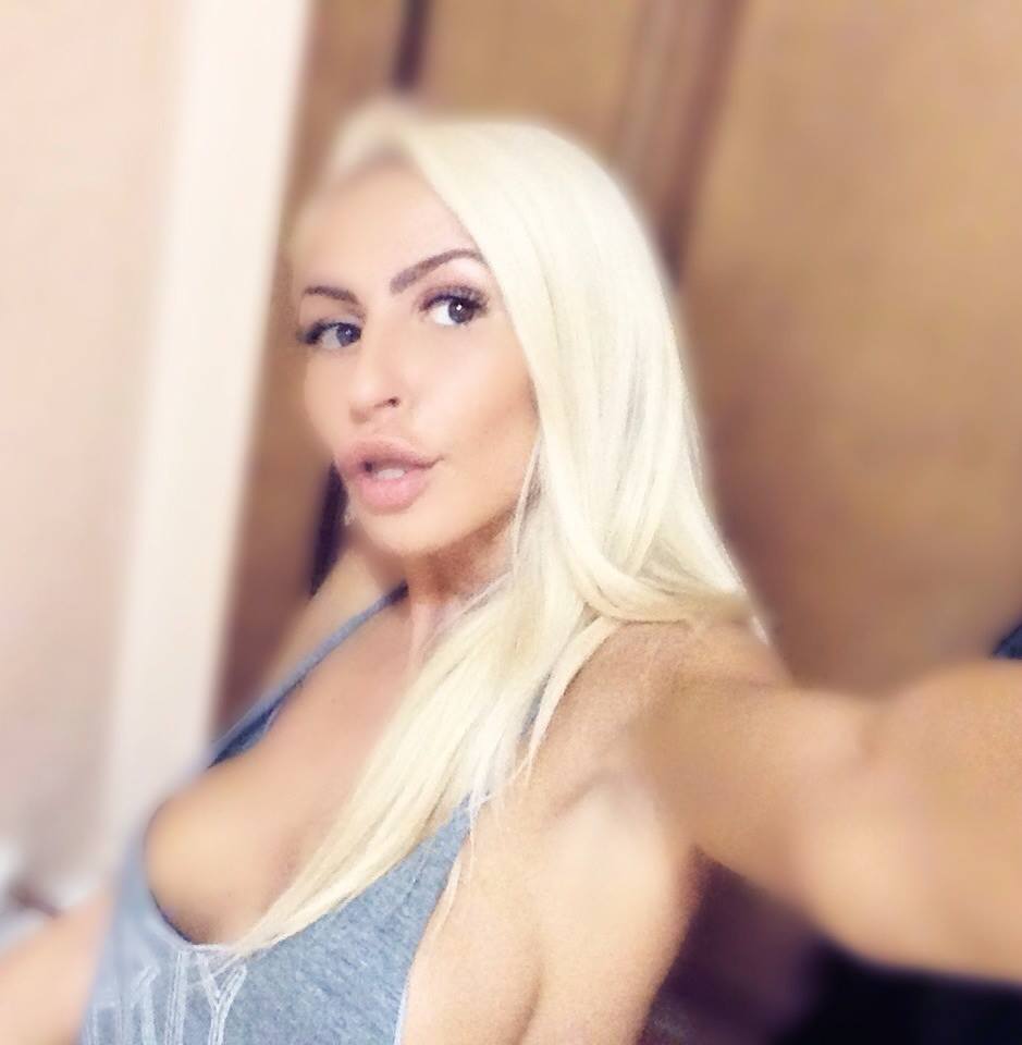 Tanara se pozeaza in tinute extrem de sexy