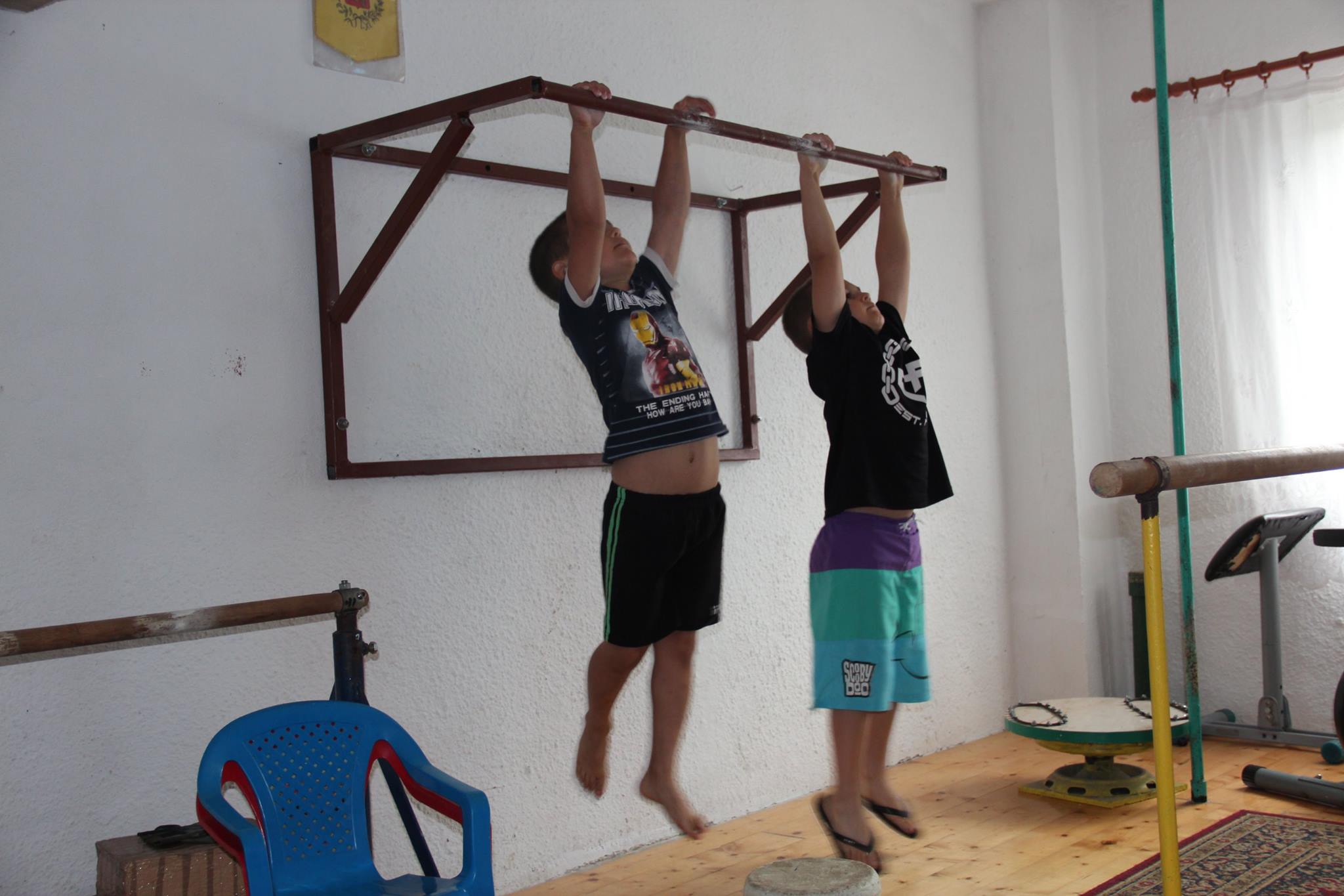 Giuliano si Claudio au inceput cu cateva tractiuni la sala improvizata in casa