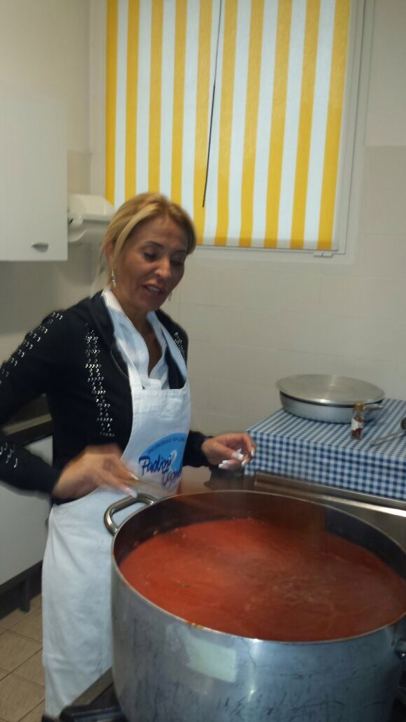 Felicia a stat trei ore sa faca sosul