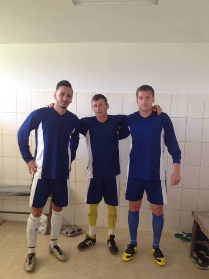 Rudi s-a fotografiat in vestiar alaturi de doi dintre colegii lui