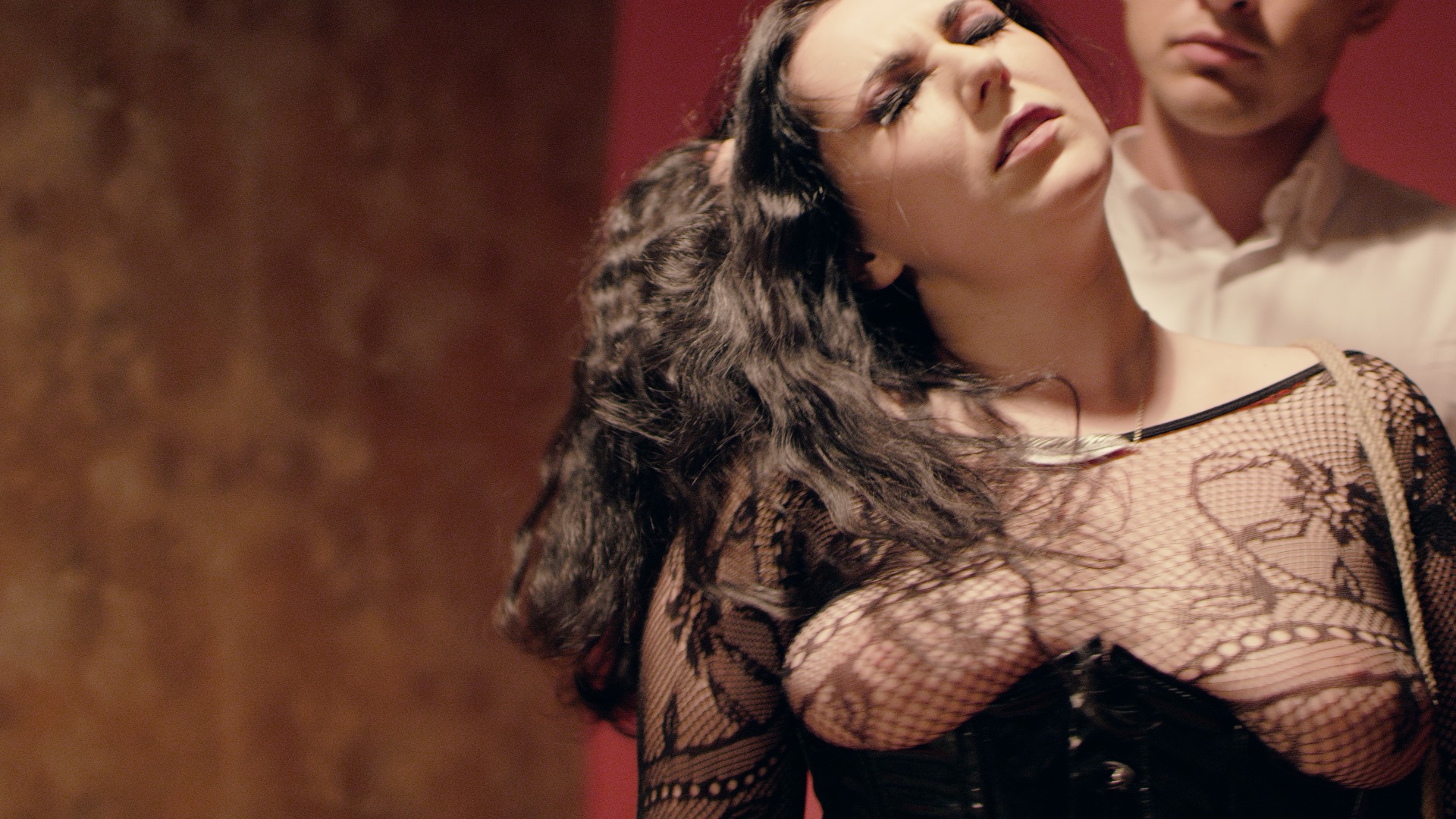 Navi este adepta tehnicilor sado masochiste