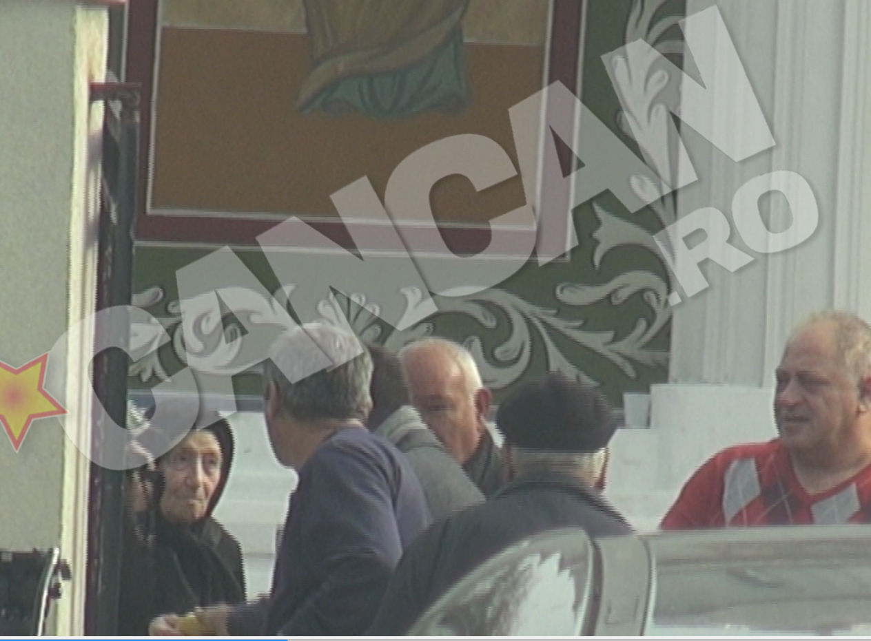 Mama lui Becali a impartit banane in fata bisericii