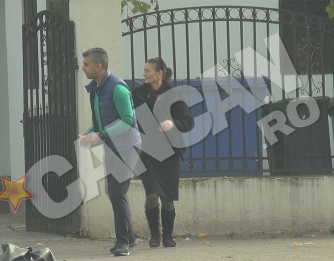 Marius Ianuli da bani unei doamne aflate in fata bisericii