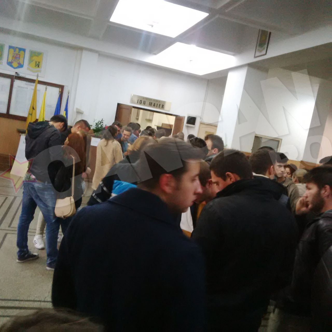 Studentii au format o coada imensa, la sectia de votare din Agronomie