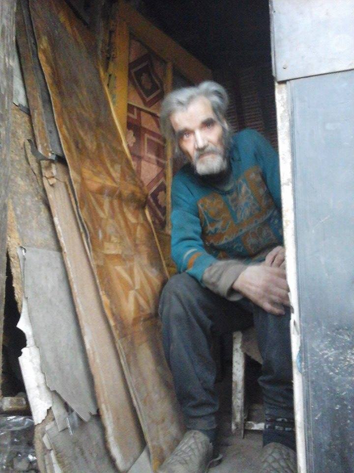 Batranul sta singur intr-o casa de chirpici care sta sa cada pe el