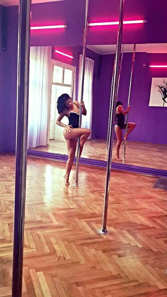 Adina a ajuns cunoscuta dupa ce a participat la Romaniia u Talent