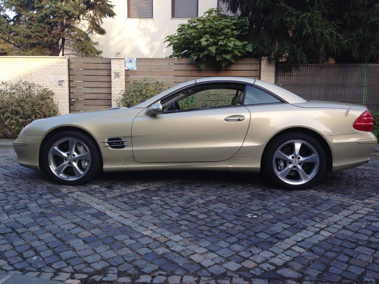 Masina este extrem de puternica, ea ascunde sub capota nu mai putin de 500 de cai putere