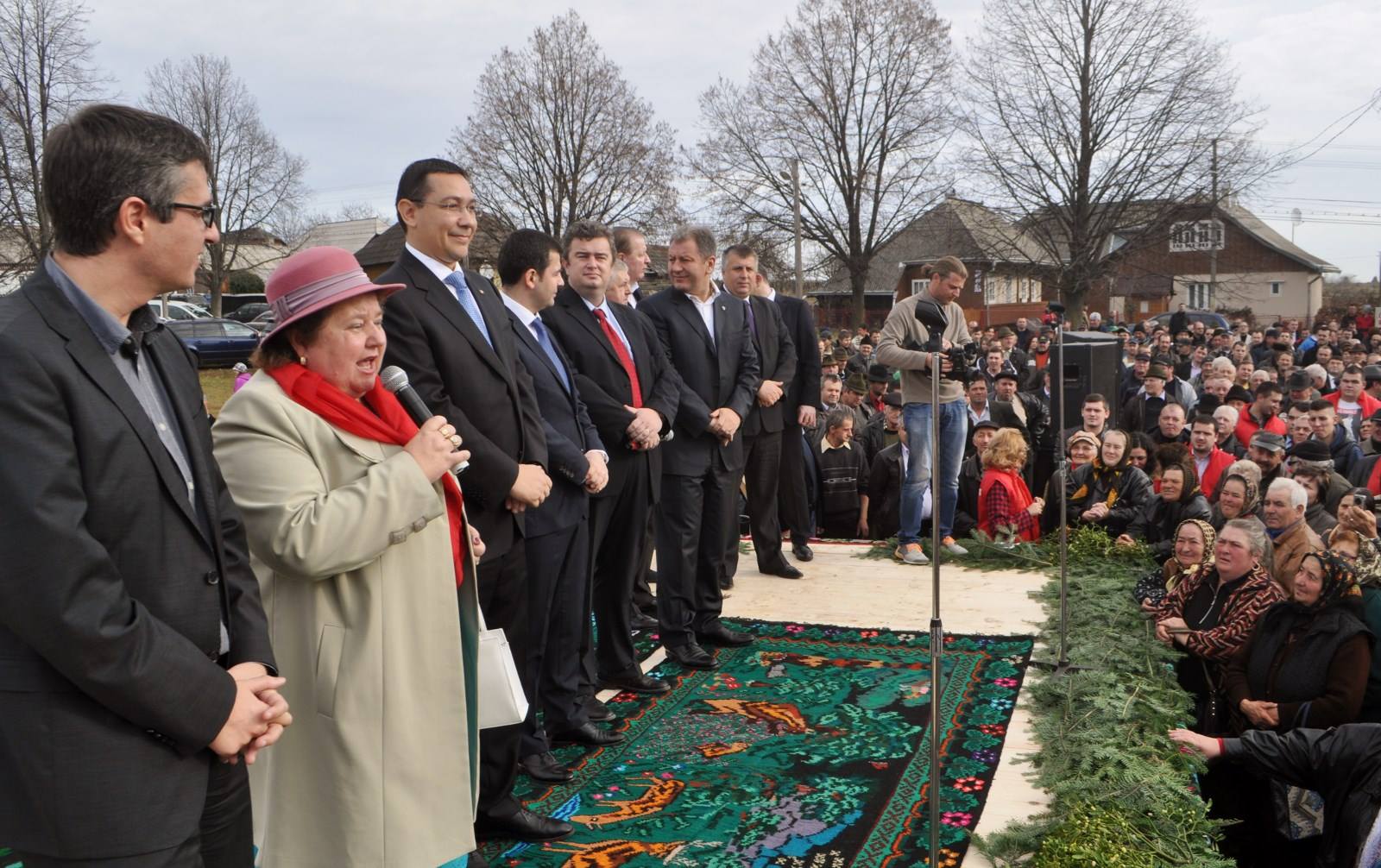 Primul ministru s-a bucurat de revederea cu locuitorii din Cacica